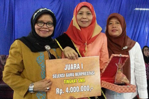Wayang Beber  Antarkan Bu Widya Raih Guru Berprestasi 2015